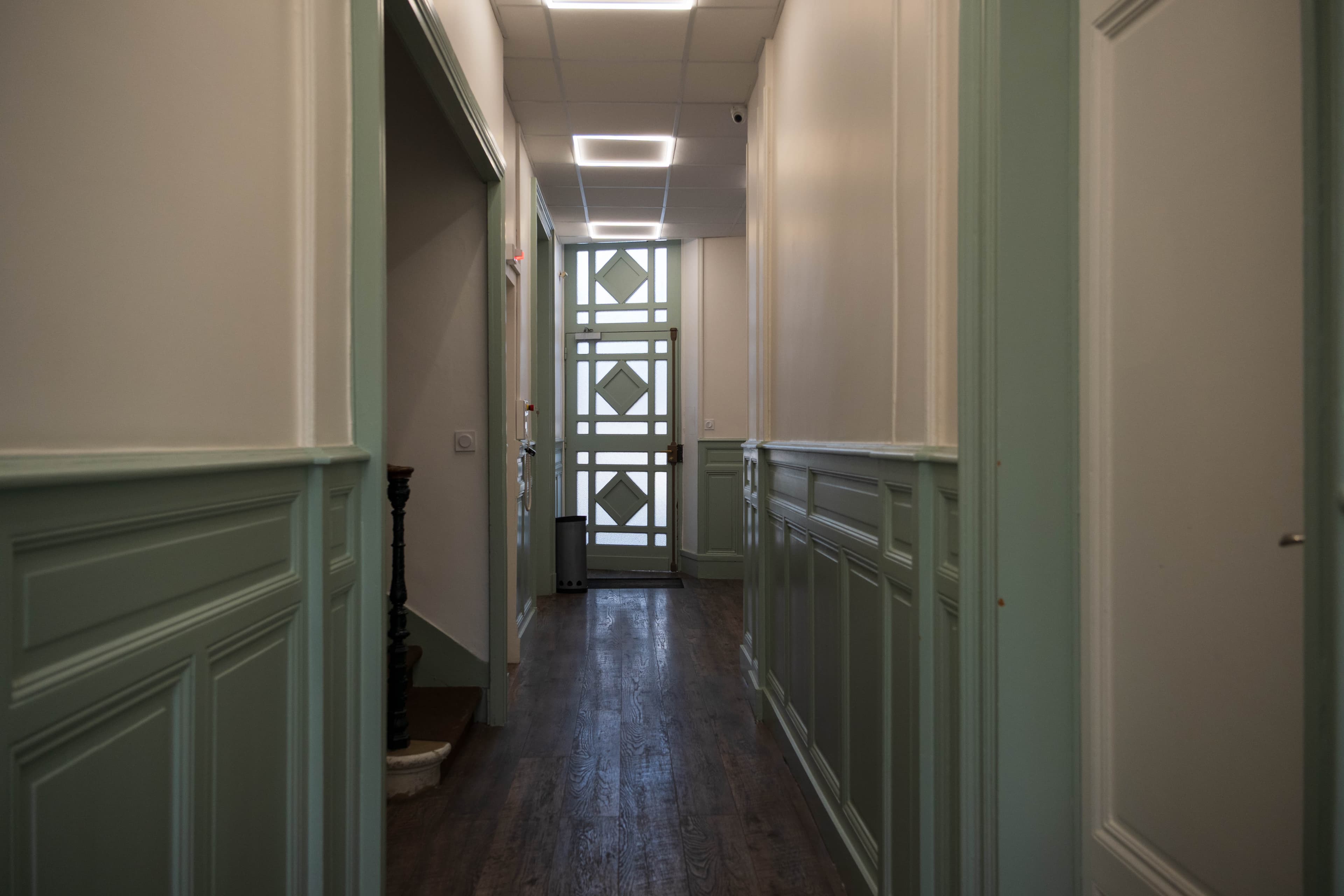 Couloir d'accueil du cabinet dentaire du Dr Camille Bouscaillou à la Croix de Seguey à Bordeaux