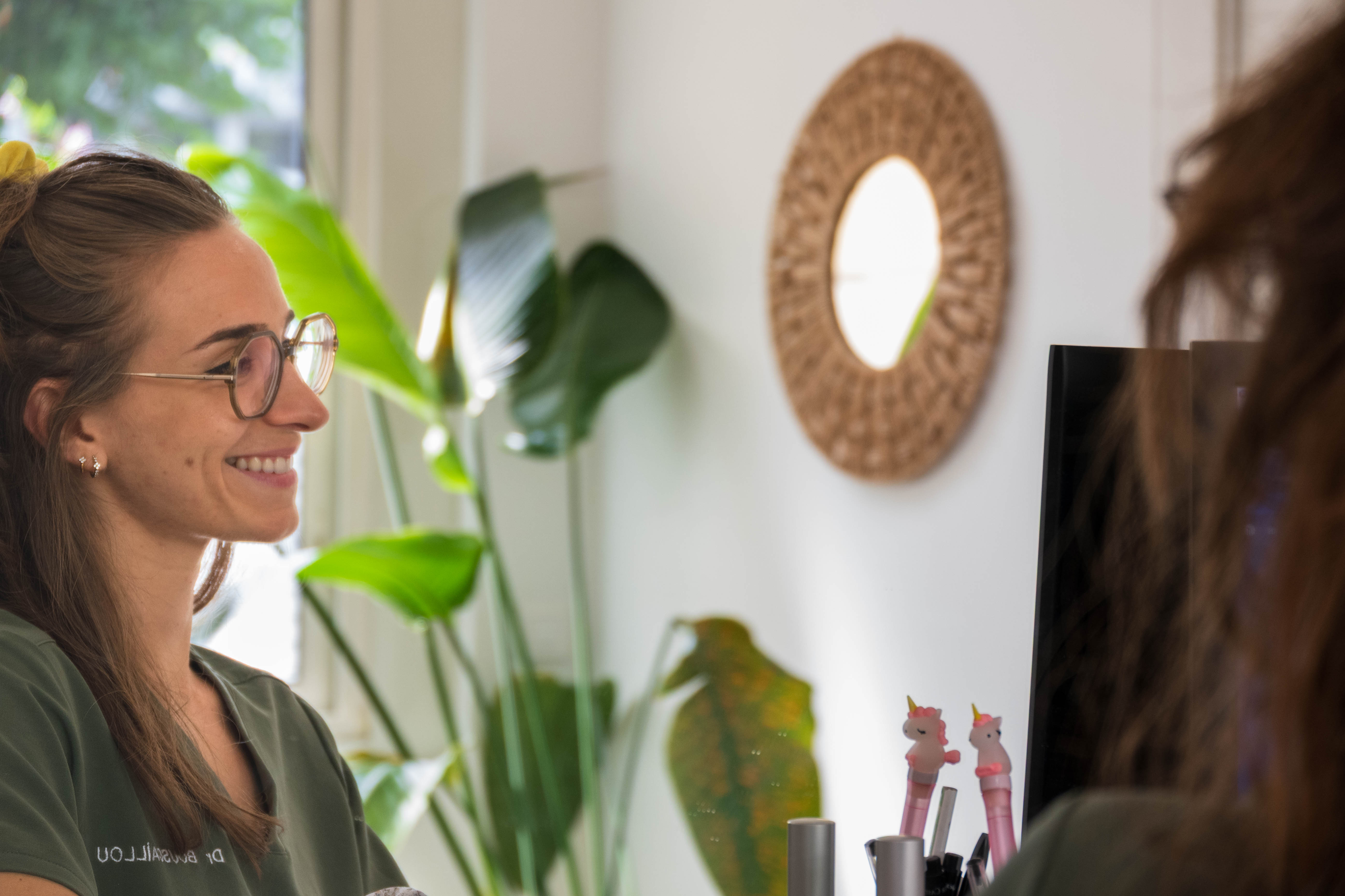 Dr Camille Bouscaillou, chirurgien-dentiste, dans son cabinet à la Croix de Seguey à Bordeaux